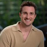 Matthew Hussey Instagram - How do you know if someone’s really over their ex? Sometimes you meet a person who ticks all your boxes, but they also haven’t 100% gotten over the heartbreak of their last relationship. Of course, the first questions you ask yourself are: “Is this a huge red flag? Does it mean they are emotionally unavailable? Should I walk away?” This is a really important topic in today’s video, and my answer to this probably isn’t what you’d expect. Tap the link in my IG Profile or head over to MatthewHussey.com/blog to start watching now (and don’t forget to leave me a comment when you do)