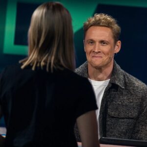 Matthias Schweighöfer Instagram - Herzlichen Glückwunsch @hazelsgonnahaze 🎉 Aber glaub mal nicht, dass ich (die Person, die übrigens zweimal hintereinander gewonnen hat, just saying :) es dir nächsten Sonntag einfach mache 😎

Und übrigens: ihr seid die GEILSTEN! DANKE fürs Einschalten!🙏🙏

@officiallyjokoturbo @florian.david.fitz @julian_mathieu_ @jokoundklaas