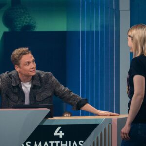 Matthias Schweighöfer Instagram - Herzlichen Glückwunsch @hazelsgonnahaze 🎉 Aber glaub mal nicht, dass ich (die Person, die übrigens zweimal hintereinander gewonnen hat, just saying :) es dir nächsten Sonntag einfach mache 😎

Und übrigens: ihr seid die GEILSTEN! DANKE fürs Einschalten!🙏🙏

@officiallyjokoturbo @florian.david.fitz @julian_mathieu_ @jokoundklaas