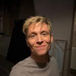Matthias Schweighöfer Instagram - Drehschluss für diese Woche. Grüße aus Prag von meiner Frisur und mir. Dicke Umarmung. Happy Weekend. Euer Matthias End of shooting for this week. Greetings from Prague from my hairstyle and me. Big hug. Happy weekend. Yours Matthias