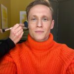 Matthias Schweighöfer Instagram – Mal wieder was Privates: Wie ihr seht, schminke ich mich auch am Samstag gerne. Saturday is the perfect day to schmink myself.

P. S. Wie findet ihr eigentlich orangene Christbaumkugeln? Liebe Grüße von eurer Mandarine 

On a private note: As you can see I put on my make-up on Saturdays, too.

P.s. Do you like orange christmas tree decoration? All the best from your mandarin🍊