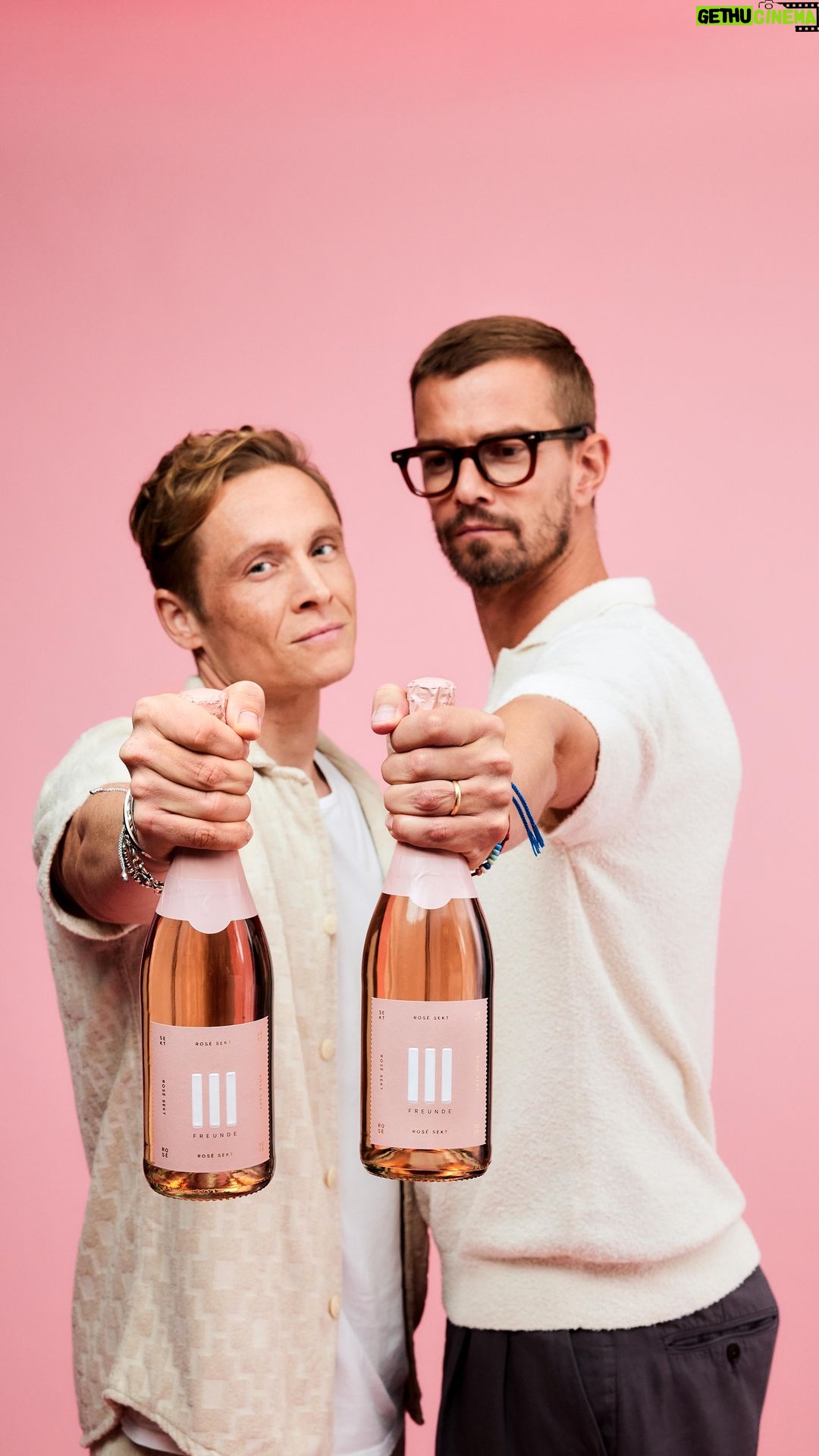 Matthias Schweighöfer Instagram - ANZEIGE // Endlich, endlich ist er da! Ihr habt ihn euch gewünscht, wir haben ihn nun endlich im Sortiment: Unseren ersten III FREUNDE PINOT NOIR ROSÉ SEKT. Jetzt ab in den Shop und bestellen! #dreifreundeweine #matthiasschweighöfer #jokowinterscheidt #pinotnoir #sekt