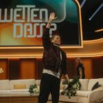 Matthias Schweighöfer Instagram - Werbung ... laut Thomas war ich einen Moment lang der - nach ihm und Rassegeflügelzüchter Horst - drittbest-angezogene Gast 💛😂 Danke 🙏 an Outfit @marcopolo H&M @chackachang 📸 @lenahogekamp