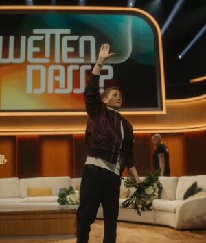 Matthias Schweighöfer Instagram - Werbung ... laut Thomas war ich einen Moment lang der - nach ihm und Rassegeflügelzüchter Horst - drittbest-angezogene Gast 💛😂

Danke 🙏 an 
Outfit @marcopolo
H&M @chackachang
📸 @lenahogekamp