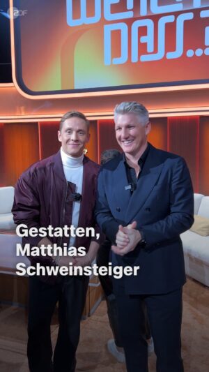 Matthias Schweighöfer Instagram - Gestatten, Matthias Schweinsteiger! Wir wünschen frohe Schweihnachten! 
@matthiasschweighoefer @bastianschweinsteiger @thereal.thomasgottschalk 

#matthiasschweinsteiger #frohescheinachten #wettendass #wettendassoffenburg  #zdf #zdfmediathek