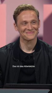 Matthias Schweighöfer Instagram - @officiallyjokoturbo hatte es nicht leicht mit mir ... With me is not good cherry eating 😂 Ab heute immer sonntags um 20:15 Uhr auf @prosieben = WER STIEHLT MIR DIE SHOW! @florian.david.fitz @hazelsgonnahaze