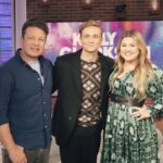 Matthias Schweighöfer Instagram - Fundstück der Woche: das hat so viel Spaß gemacht mit @jamieoliver bei @kellyclarkson - wer hat die Folge gesehen? Link in meiner Bio ________________ Throwback: this was so much fun with @kellyclarkson and @jamieoliver - who saw the episode? You can find the link to the show in my bio