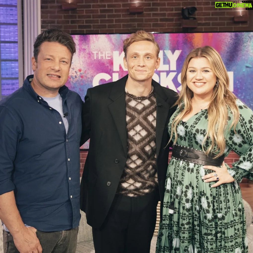 Matthias Schweighöfer Instagram - Fundstück der Woche: das hat so viel Spaß gemacht mit @jamieoliver bei @kellyclarkson - wer hat die Folge gesehen? Link in meiner Bio ________________ Throwback: this was so much fun with @kellyclarkson and @jamieoliver - who saw the episode? You can find the link to the show in my bio