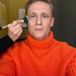 Matthias Schweighöfer Instagram – Mal wieder was Privates: Wie ihr seht, schminke ich mich auch am Samstag gerne. Saturday is the perfect day to schmink myself.

P. S. Wie findet ihr eigentlich orangene Christbaumkugeln? Liebe Grüße von eurer Mandarine 

On a private note: As you can see I put on my make-up on Saturdays, too.

P.s. Do you like orange christmas tree decoration? All the best from your mandarin🍊