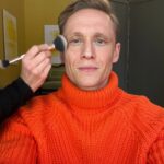 Matthias Schweighöfer Instagram – Mal wieder was Privates: Wie ihr seht, schminke ich mich auch am Samstag gerne. Saturday is the perfect day to schmink myself.

P. S. Wie findet ihr eigentlich orangene Christbaumkugeln? Liebe Grüße von eurer Mandarine 

On a private note: As you can see I put on my make-up on Saturdays, too.

P.s. Do you like orange christmas tree decoration? All the best from your mandarin🍊