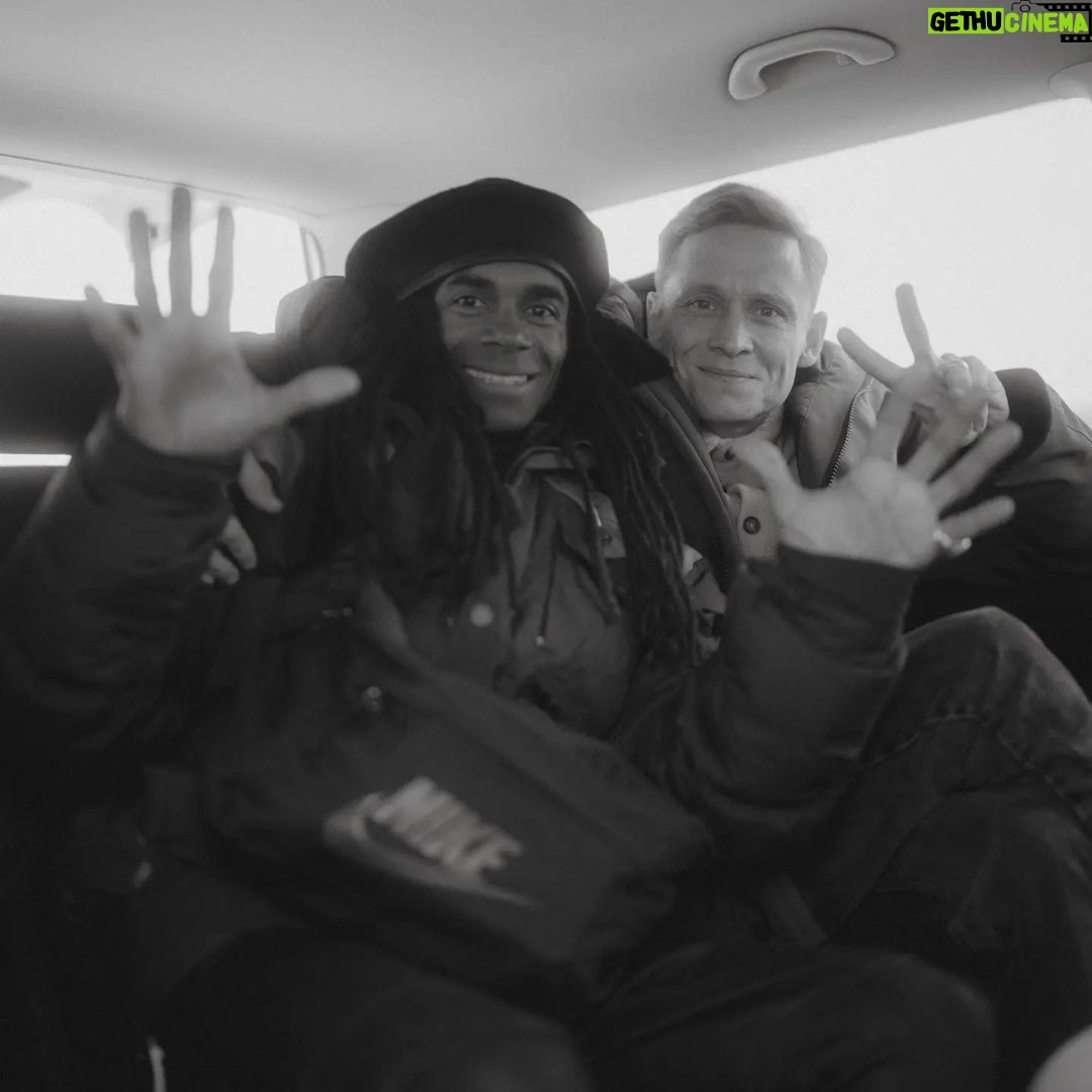 Matthias Schweighöfer Instagram - Meet the legend! We're are on tour in Munich for the world premiere of "Girl You Know It's True" - Save the date: 21st of December, the Story of #MilliVanilli @leoninestudios Meet the legend. Wir sind auf Tour in München zur Weltpremiere von "Girl You Know It's True". Merkt euch den 21. Dezember, die Story von und über Milli Vanilli. 📸@lenahogekamp