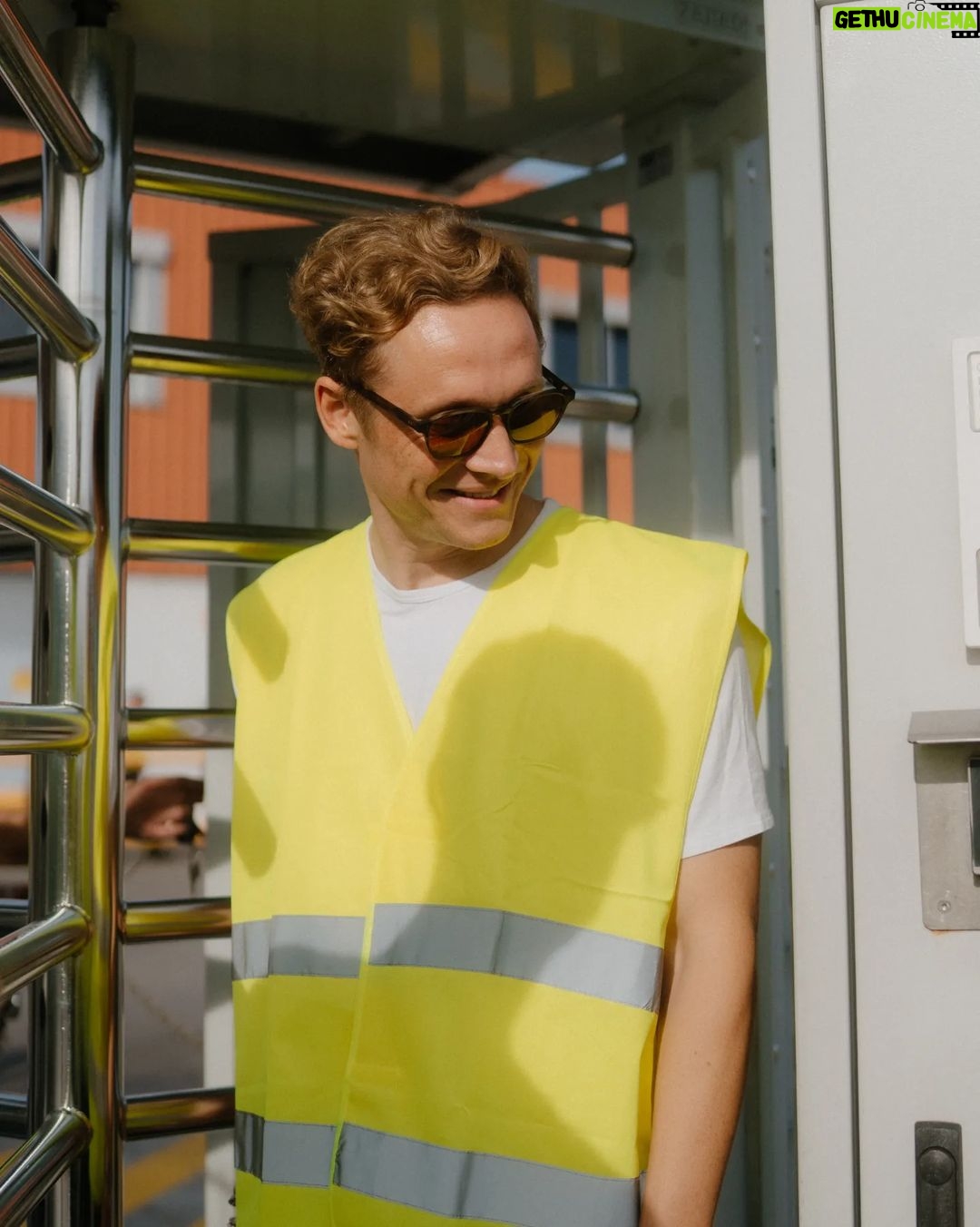 Matthias Schweighöfer Instagram - Ein Gruß geht raus an die Winner! Wie versprochen, hier ein kleiner Rückblick for you, von einem Tag bei @cocacola_de in Mannheim, der verlost wurde. Viel gesehen, viel gelacht und viel gelernt über die Produktion - wie zum Beispiel: Die Chance, dass wir schon mal aus derselben Mehrwegflasche getrunken haben, ist gar nicht mal so klein. Die wird nämlich im Durchschnitt 15x wieder befüllt. Großes DANKE auch an das tolle Werksteam und alle, die den Tag so toll gestaltet haben. 📸 @lenahogekamp #CocaCola #Mehrweg #cokemehrweg #gehmitunsdenmehrweg Mannheim, Germany