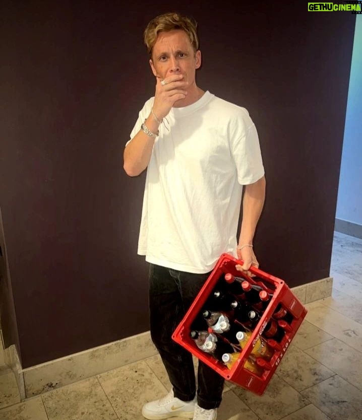 Matthias Schweighöfer Instagram - Auf ne Coke in Mannheim! Wer will mit mir zusammen am Donnerstag (28. September) das Coke-Werk in Mannheim bei einem exklusiven Meet & Greet erkunden und mehr über die Produktion lernen? Let's do the Willy-Wonka-Style together. Einfach den Post kommentieren, @cocacola_de folgen und eine Person markieren, die ihr dabei haben wollt Am Freitagmorgen wird die Person inkl. Begleitung gezogen und im Laufe des selben Tages via DM benachrichtigt. Und dann geht’s eine Woche später auch schon auf gemeinsame Erkundungstour. Anreise wird natürlich übernommen! Die Teilnahmebedingungen findet ihr hier: https://www.coca-cola.com/de/de/media-center/teilnahmebedingungen-coca-cola-mehrweg-welt #CocaCola #cokemehrweg #gehmitunsdenmehrweg