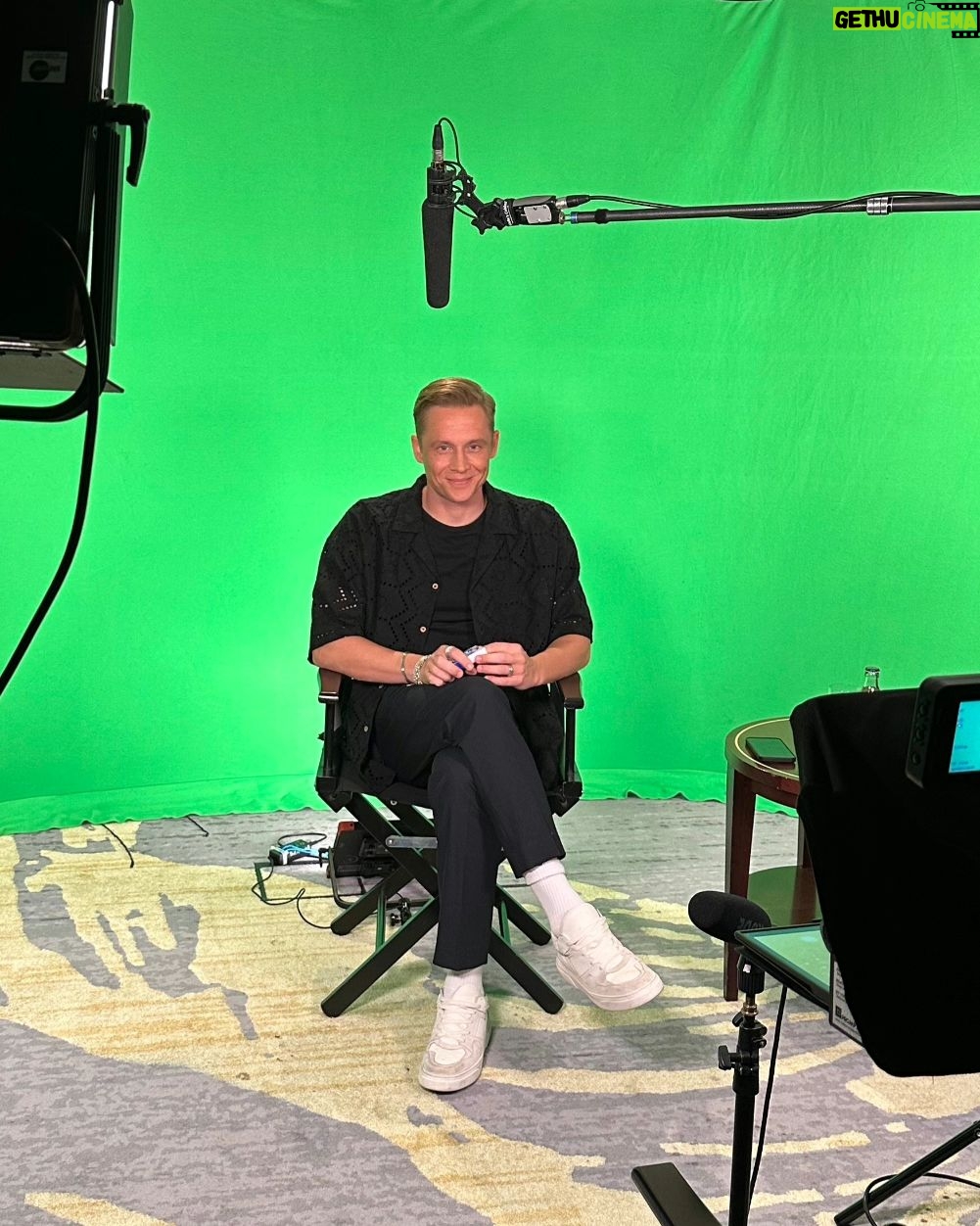 Matthias Schweighöfer Instagram - This week was all about #HeartofStone 🎬 Diese Woche standen in Berlin Interviews für @netflixde Heart of Stone an. Bin super stolz an der Seite von @gal_gadot, @jamiedornan, @aliaabhatt & vielen anderen vor der Kamera drehen zu dürfen. Super proud to be able to shoot alongside great actors like @gal_gadot, @jamiedornan, @aliaabhatt and many more. Don't forget, nicht vergessen: 11th of August on @netflix 🎉 📸@peterschulzefilm