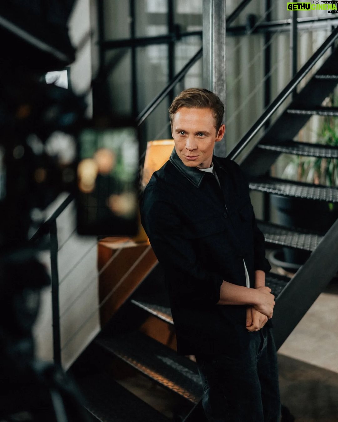 Matthias Schweighöfer Instagram - Butter bei die Fische or as I would say: Butter by the fishes 🐟 In welchem Film oder in welcher Rolle würdet ihr mich gerne mal sehen? Which role should be my next one? 🎉Und nicht vergessen: Sunday is GERMAN SAYINGS time! 📸 @fabiankirchner