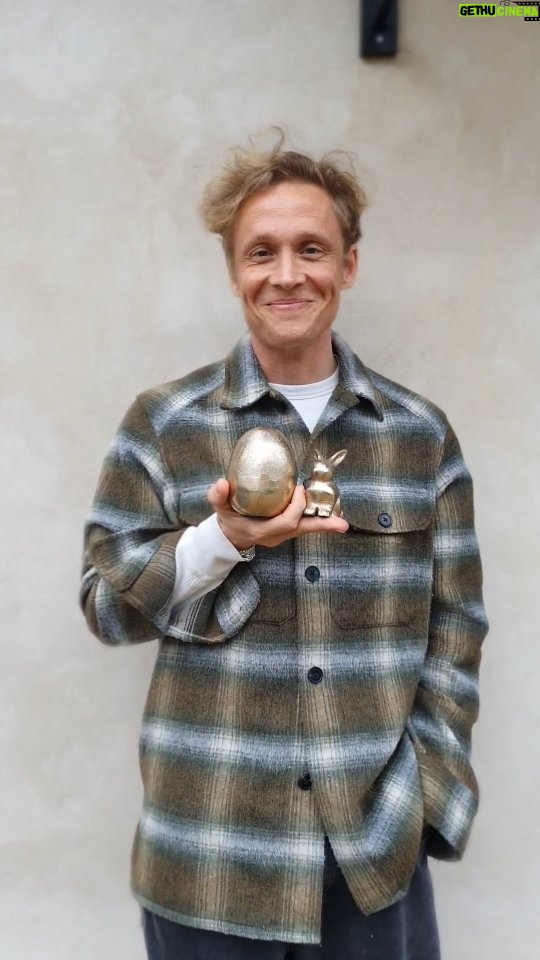 Matthias Schweighöfer Instagram - Frohe Ostern, you lovely people! Ich habe euch am Gründonnerstag gefragt, welchen Osterspruch ich vortragen darf. Here we go!!!! 🐇🥚 Schaut auch mal in meinen Stories vorbei, für a little surprise 🎁 Und pssst: Bald kommt eine neue Staffel "German Sayings" 🎉🎉