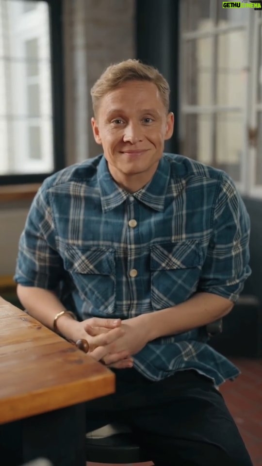 Matthias Schweighöfer Instagram - Lovely People, hier kommt das Staffelfinale🎉🎉 und somit vorerst das letzte Mal: GERMAN SAYINGS! Today you're gonna hear the last GERMAN SAYING for this season. 🥁 BUT I will come back after a short break, ich werde weitermachen - with a second season! Enjoy this one: "Er lebt auf großem Fuß/ He lives on big foot" means, he has a lot money to spend. Er hat genug Geld zum Ausgeben. They say it dates back to medieval times when a baron wore large shoes to hide a foot deformity. It took money to build a shoe that big. People who did not know that and who weren't that rich wore small shoes. Unaware of this, the less wealthy people thought wearing big shoes is a status symbol. Did you know that? Man sagt, die Redewendung hat ihren Ursprung im Mittelalter. Ein wohlhabender Baron ließ sich große Schuhe anfertigen, um seine Fußfehlbildung zu kaschieren. Da dies aber die weniger reichen Menschen nicht ahnten, nahmen sie an, wer Geld hat, trägt große Schuhe als Statussymbol. Wusstet ihr das?