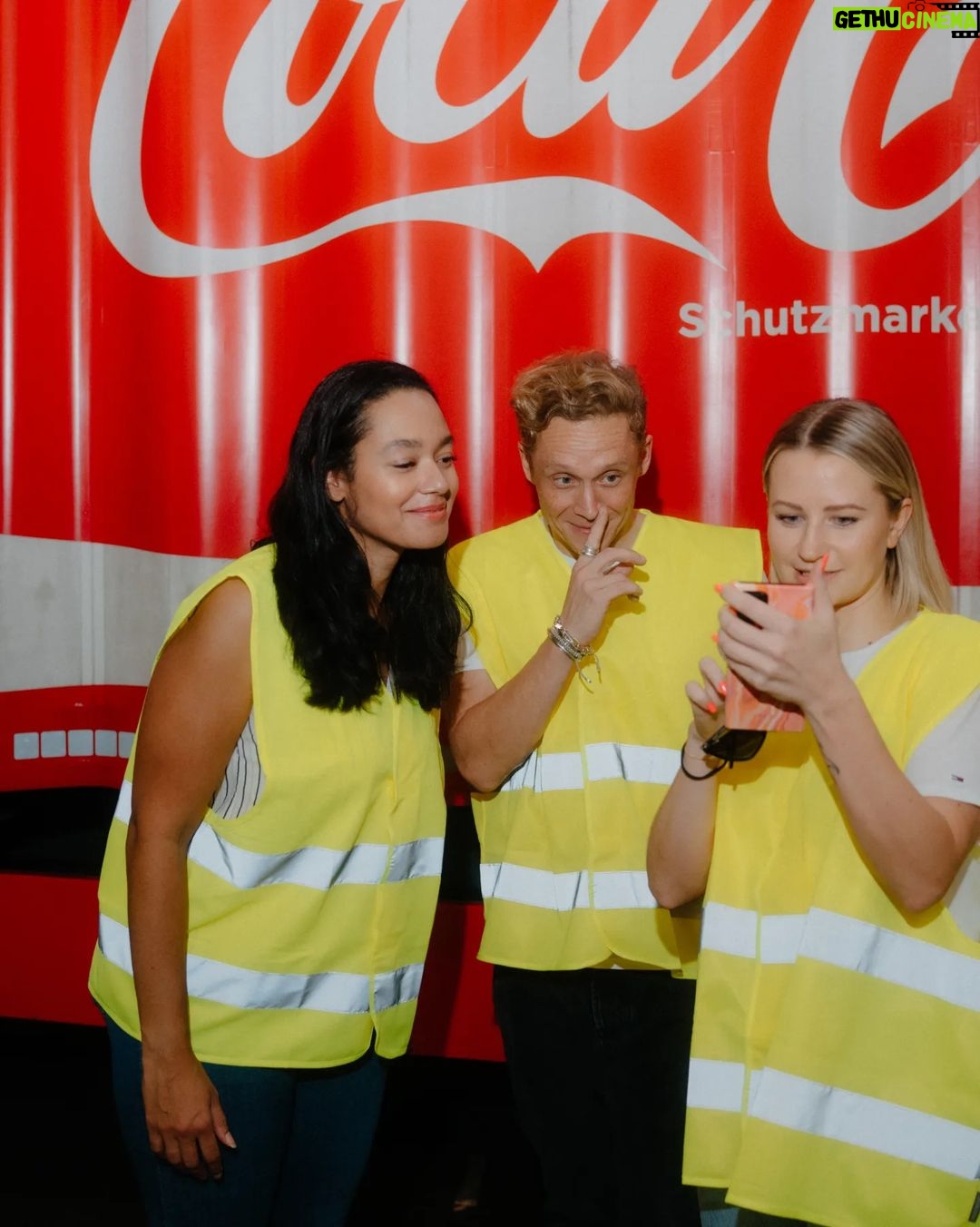 Matthias Schweighöfer Instagram - Ein Gruß geht raus an die Winner! Wie versprochen, hier ein kleiner Rückblick for you, von einem Tag bei @cocacola_de in Mannheim, der verlost wurde. Viel gesehen, viel gelacht und viel gelernt über die Produktion - wie zum Beispiel: Die Chance, dass wir schon mal aus derselben Mehrwegflasche getrunken haben, ist gar nicht mal so klein. Die wird nämlich im Durchschnitt 15x wieder befüllt. Großes DANKE auch an das tolle Werksteam und alle, die den Tag so toll gestaltet haben. 📸 @lenahogekamp #CocaCola #Mehrweg #cokemehrweg #gehmitunsdenmehrweg Mannheim, Germany