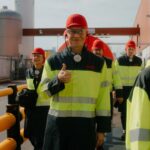 Matthias Schweighöfer Instagram – Ein Gruß geht raus an die Winner! 
Wie versprochen, hier ein kleiner Rückblick for you, von einem Tag bei @cocacola_de in Mannheim, der verlost wurde. 

Viel gesehen, viel gelacht und viel gelernt über die Produktion – wie zum Beispiel: Die Chance, dass wir schon mal aus derselben Mehrwegflasche getrunken haben, ist gar nicht mal so klein. Die wird nämlich im Durchschnitt 15x wieder befüllt.  

Großes DANKE auch an das tolle Werksteam und alle, die den Tag so toll gestaltet haben.  

📸 @lenahogekamp 

#CocaCola #Mehrweg #cokemehrweg 
#gehmitunsdenmehrweg Mannheim, Germany