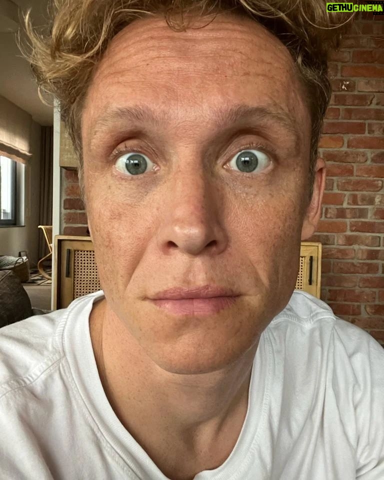 Matthias Schweighöfer Instagram - Ich wollte euch mal wieder grüßen. Hey everbody 👋 Und falls ihr es noch nicht wusstet: IT'S WEEKEND TIME!!! Berlin, Germany