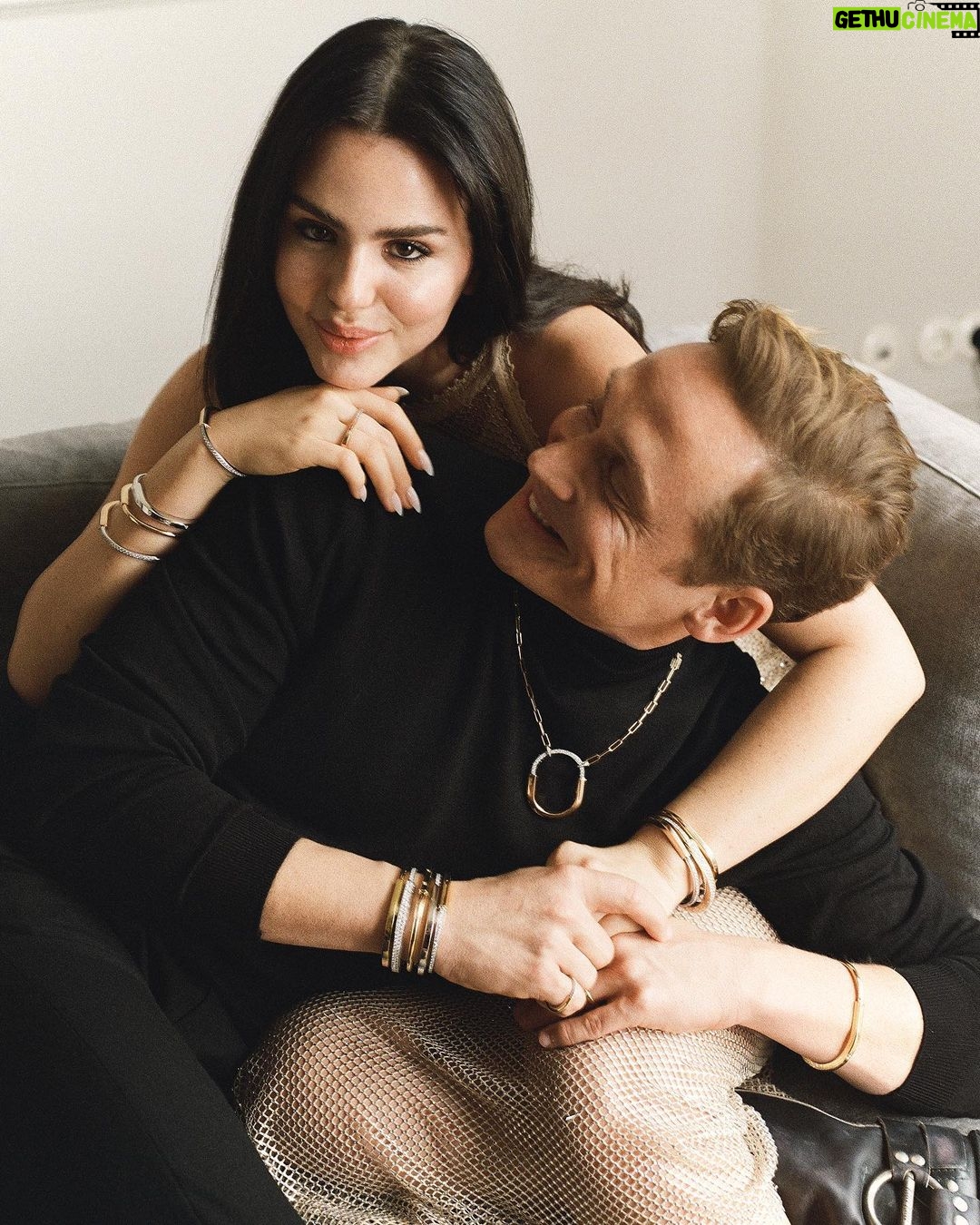 Matthias Schweighöfer - 53.5K Likes - #Anzeige
True Bonding is not measured by time spent together or the favors done for each other. But by the comfort you find when you realize you have each other.
@tiffanyandco #TiffanyLock #TiffanyAndCo #LockWithLove