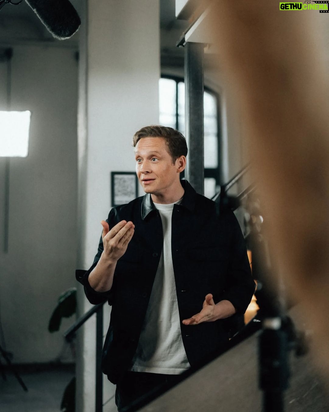 Matthias Schweighöfer Instagram - Butter bei die Fische or as I would say: Butter by the fishes 🐟 In welchem Film oder in welcher Rolle würdet ihr mich gerne mal sehen? Which role should be my next one? 🎉Und nicht vergessen: Sunday is GERMAN SAYINGS time! 📸 @fabiankirchner