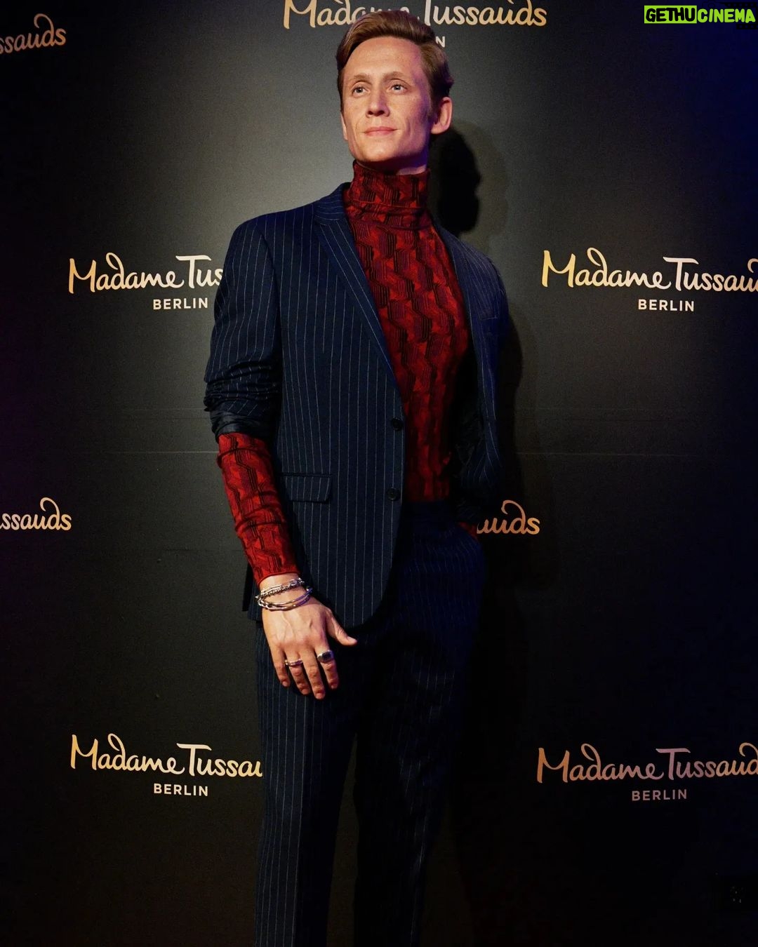 Matthias Schweighöfer Instagram - Heute stand ich doppelt in Berlin - nach 12 Jahren gibt's eine neue Wachsfigur von mir. Was für eine Ehre! Kleines Versprechen an euch: Wer mich im Madame Tussauds Berlin besucht und auf seinem Selfie vertagged, findet sich in meinen Stories wieder ❤ Today I visited my twin - after 12 years there is a new wax figure of mine. What an honour! Little promise: If you visit me at Madame Tussauds Berlin and tag me on a selfie, you will find yourself in my stories ❤