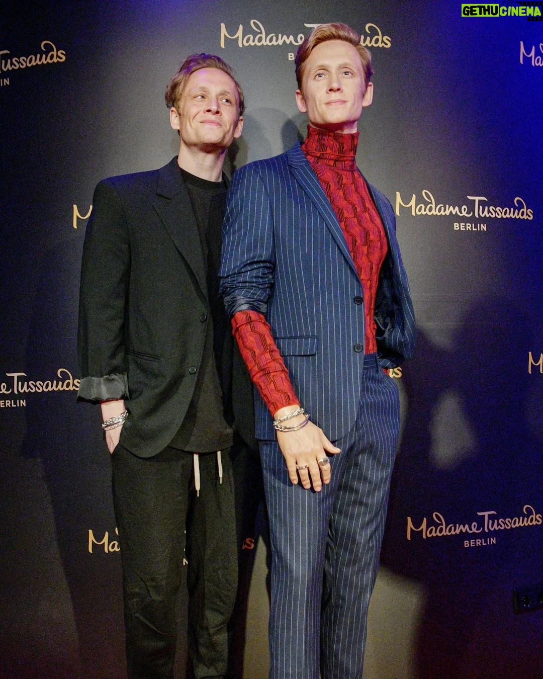 Matthias Schweighöfer Instagram - Heute stand ich doppelt in Berlin - nach 12 Jahren gibt's eine neue Wachsfigur von mir. Was für eine Ehre! Kleines Versprechen an euch: Wer mich im Madame Tussauds Berlin besucht und auf seinem Selfie vertagged, findet sich in meinen Stories wieder ❤ Today I visited my twin - after 12 years there is a new wax figure of mine. What an honour! Little promise: If you visit me at Madame Tussauds Berlin and tag me on a selfie, you will find yourself in my stories ❤
