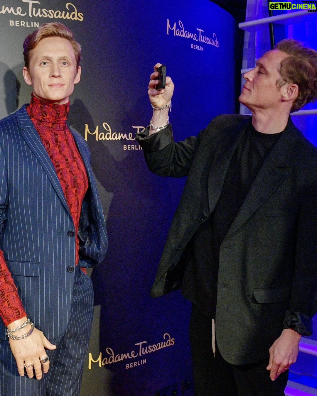 Matthias Schweighöfer Instagram - Heute stand ich doppelt in Berlin - nach 12 Jahren gibt's eine neue Wachsfigur von mir. Was für eine Ehre! Kleines Versprechen an euch: Wer mich im Madame Tussauds Berlin besucht und auf seinem Selfie vertagged, findet sich in meinen Stories wieder ❤ Today I visited my twin - after 12 years there is a new wax figure of mine. What an honour! Little promise: If you visit me at Madame Tussauds Berlin and tag me on a selfie, you will find yourself in my stories ❤