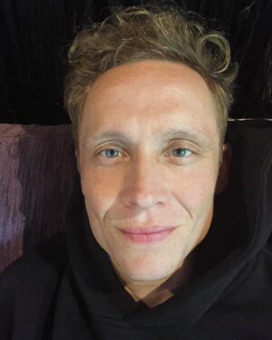 Matthias Schweighöfer Instagram - Huhu. Ich bin mir nicht sicher.
Welches Foto sollte ich posten?
Huhu……
I don’t know. I’m not quite sure.
Which one should I use to post it.
Thank you for the comments.
Danke.