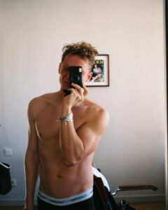 Matthias Schweighöfer Instagram - Zu Weihnachten gab's von meinen Liebsten weder Strümpfe noch Seife, dafür aber ein Paar Slips von @calvinklein und ne Kamera, die nicht schärfer stellen wollte ... Was gab es bei euch? PS: Keine Werbung, sondern einfach Weihnachtsgeschenke