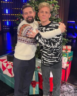 Matthias Schweighöfer Instagram - SO sieht Spaß aus - THAT'S how fun looks like! 
Heute Abend bei @damitdasklaasturbo in der @latenightberlin Show zu Gast. Tune in: 22:30 Uhr auf @prosieben