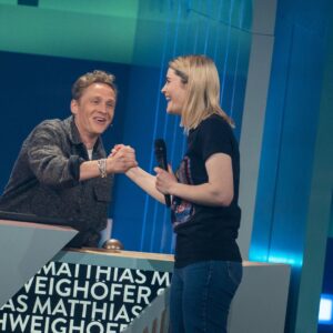 Matthias Schweighöfer Instagram - Herzlichen Glückwunsch @hazelsgonnahaze 🎉 Aber glaub mal nicht, dass ich (die Person, die übrigens zweimal hintereinander gewonnen hat, just saying :) es dir nächsten Sonntag einfach mache 😎

Und übrigens: ihr seid die GEILSTEN! DANKE fürs Einschalten!🙏🙏

@officiallyjokoturbo @florian.david.fitz @julian_mathieu_ @jokoundklaas