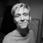 Matthias Schweighöfer Instagram - Drehschluss für diese Woche. Grüße aus Prag von meiner Frisur und mir. Dicke Umarmung. Happy Weekend. Euer Matthias End of shooting for this week. Greetings from Prague from my hairstyle and me. Big hug. Happy weekend. Yours Matthias