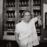 Matthias Schweighöfer Instagram – Ihr erinnert euch vielleicht!? Im letzten Jahr durfte ich im Willy-Wonka-Stil zusammen mit vier Gewinnern das Coke Werk in Mannheim besichtigen.

Mein Wunsch, eine „Coke Matthias“ rauszubringen, ist zwar nicht in Erfüllung gegangen, aber @cocacola_de hat mich auf eine andere Sache hingewiesen: den grünen Pfeil. 

Einwegflaschen mit diesem Zeichen werden aus 100% recyceltem PET hergestellt und sparen so Material ein – seht ihr zum Beispiel auf der 1,5L PET-Einwegflasche. Coca-Cola setzt sich für einen Flasche-zu-Flasche-Kreislauf ein, damit aus möglichst vielen PET-Einwegflaschen auch wieder Flaschen werden.