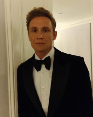 Matthias Schweighöfer Instagram - Das war crazy. Die @goldenglobes ❤️. 5 Awards für Oppenheimer. 
Und dann noch dieser schöne Anzug von @tomford 
Wie fandet ihr den Film. Habt ihr ihn gesehen? Ja, nein, vielleicht. Guckt ihn euch an. Er ist ein masterpiece. Thank you. Und Danke. Liebe an Euch🫶🫶 Photos by the amazing @rubyofee 

OMG. What a night. 5 Awards at the @goldenglobes for Oppenheimer. Crazy.
And this beautiful suit by @tomford 
Did you see Oppenheimer? Yes, No, Maybe.?
Watch it, it’s a masterpiece.
Thank you. Love, M