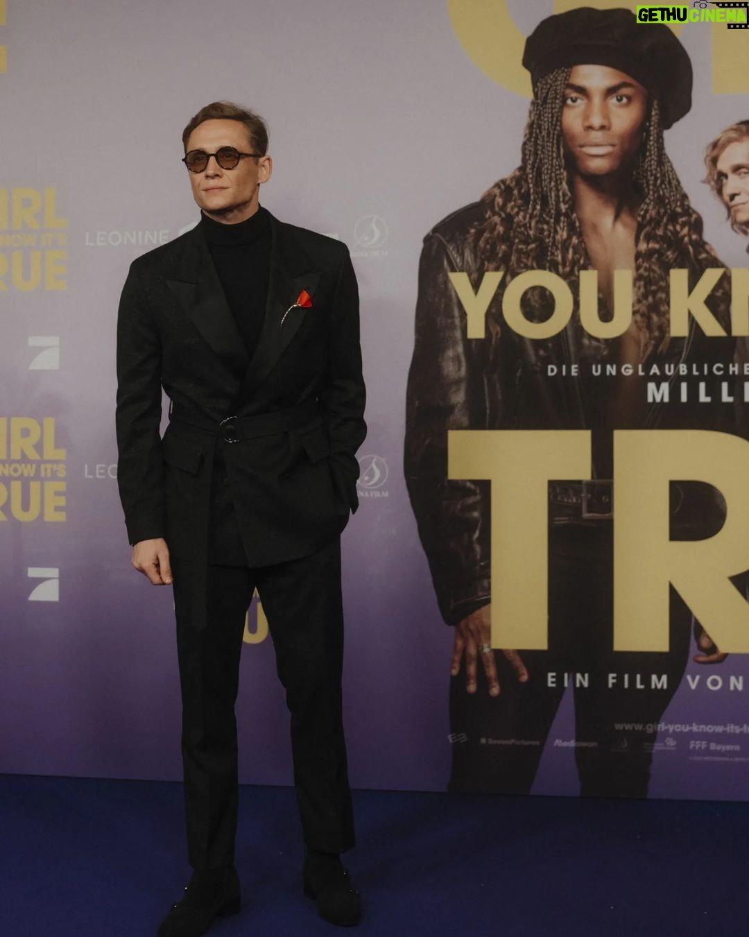 Matthias Schweighöfer Instagram - Anzeige I Helft uns, die Preise nach Hause zu bringen - wir haben die Chance, in folgenden Kategorien beim @jupiteraward zu gewinnen: **Bester FILM** Girl You Know It's True 791KM (produziert von @pantaleonfilms) **Beste SERIE national** Unwanted (produziert von @pantaleonfilms) **Bester SCHAUSPIELER** @tijan.njie or ME 🙏 In meiner Bio und in meiner Story findet ihr den Link zum VOTING! Auch in anderen Kategorien findet ihr tolle Talente, die eure Stimme verdienen #GirlYouKnowItsTrue @belladayne uvm.