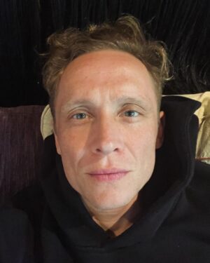 Matthias Schweighöfer Instagram - Huhu. Ich bin mir nicht sicher.
Welches Foto sollte ich posten?
Huhu……
I don’t know. I’m not quite sure.
Which one should I use to post it.
Thank you for the comments.
Danke.
