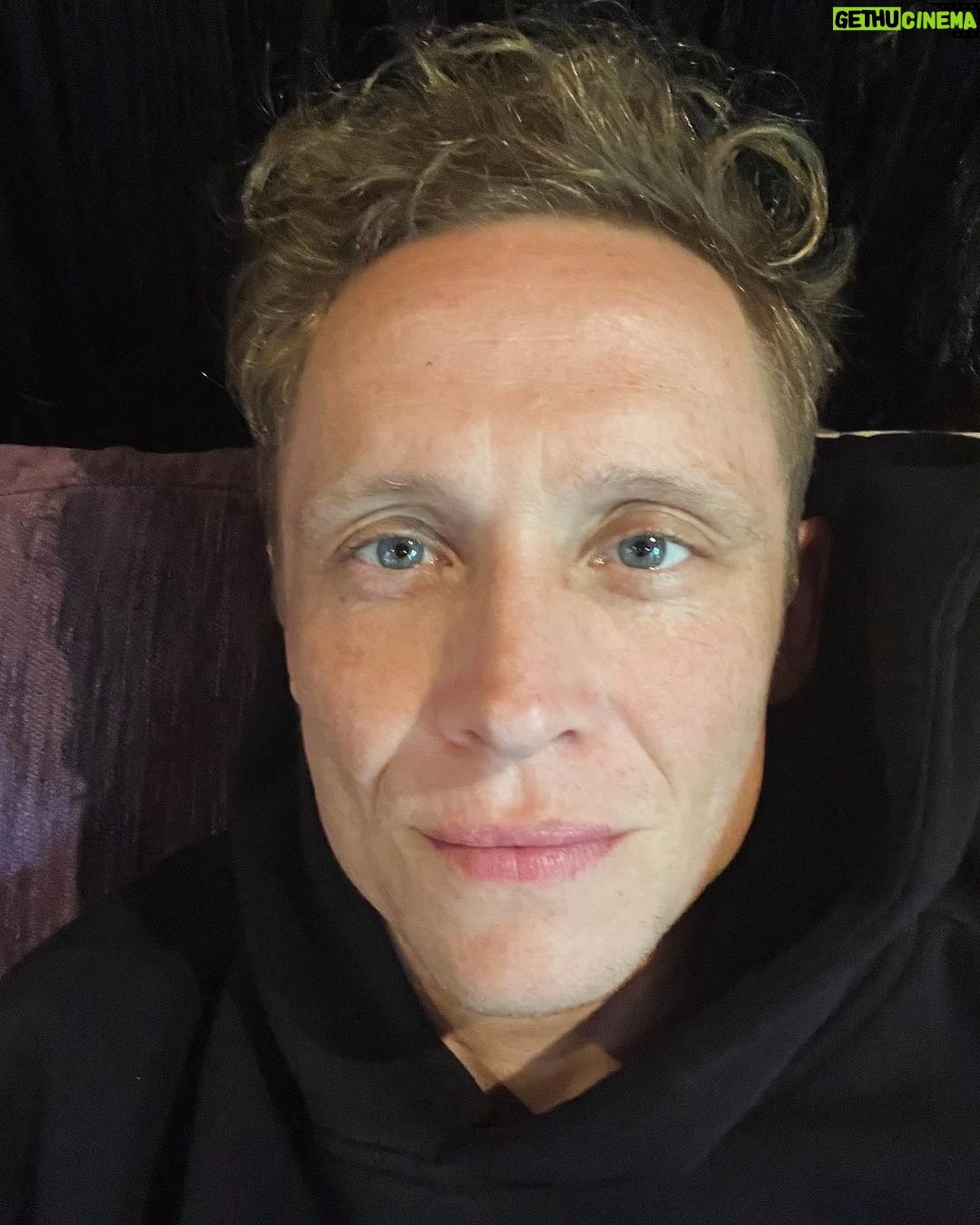 Matthias Schweighöfer Instagram - Huhu. Ich bin mir nicht sicher. Welches Foto sollte ich posten? Huhu…… I don’t know. I’m not quite sure. Which one should I use to post it. Thank you for the comments. Danke.