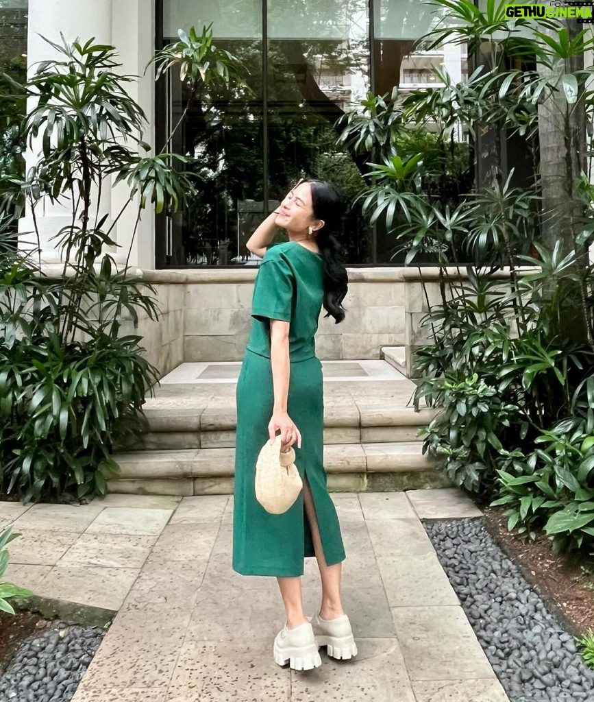 Maudy Ayunda Instagram - My days lately: always on the go. Grab my favorite pieces from the new UNIQLO : C collection, designed by Clare Waight Keller, at @uniqloindonesia online or in stores! #UniqloC