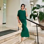 Maudy Ayunda Instagram – My days lately: always on the go. 

Grab my favorite pieces from the new UNIQLO : C collection, designed by Clare Waight Keller, at @uniqloindonesia online or in stores! 

#UniqloC