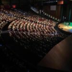 Maurício Meirelles Instagram – Hoje fizemos o Teatro Positivo em Curitiba. Um dos shows mais intensos e insanos da carreira.

O único show que teve DOIS BIS.

2 horas de show.

2300 pessoas numa quinta-feira.

A comedia nunca esteve tão forte. 
Obrigado a todos que contribuem com isso.

Vamo que tem mais.

Obrigado Curitiba. 
Quem foi, comenta. Quem não foi , responde “qual sua fruta favorita?”

O importante é engajar