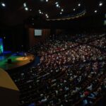 Maurício Meirelles Instagram – Hoje fizemos o Teatro Positivo em Curitiba. Um dos shows mais intensos e insanos da carreira.

O único show que teve DOIS BIS.

2 horas de show.

2300 pessoas numa quinta-feira.

A comedia nunca esteve tão forte. 
Obrigado a todos que contribuem com isso.

Vamo que tem mais.

Obrigado Curitiba. 
Quem foi, comenta. Quem não foi , responde “qual sua fruta favorita?”

O importante é engajar