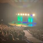 Maurício Meirelles Instagram – Hoje fizemos o Teatro Positivo em Curitiba. Um dos shows mais intensos e insanos da carreira.

O único show que teve DOIS BIS.

2 horas de show.

2300 pessoas numa quinta-feira.

A comedia nunca esteve tão forte. 
Obrigado a todos que contribuem com isso.

Vamo que tem mais.

Obrigado Curitiba. 
Quem foi, comenta. Quem não foi , responde “qual sua fruta favorita?”

O importante é engajar