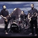 Maurício Meirelles Instagram – NOME DESSA BANDA? Comenta aí 
.
.
.
Guitarra – @maumeirelles 
Baixo – @murilocouto
Bateria – @nilagra 

Produção musical, direção e edição de vídeo – @calazans_fake 
Eng. de gravação – @felipecardenette 
Croma key – Thalita Valle
Gravado nos estúdios @fc.livestudio 

#rock #livemusic #comédia #humor #murilocouto #nilagra #mauriciomeirelles