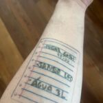 Maurício Meirelles Instagram - Apresento pra vocês minha tatuagem TDAH. Serve para agenda do dia e também colinha do repertório de shows. Achei mais útil que fazer um símbolo japonês.