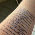 Maurício Meirelles Instagram - Apresento pra vocês minha tatuagem TDAH. Serve para agenda do dia e também colinha do repertório de shows. Achei mais útil que fazer um símbolo japonês.