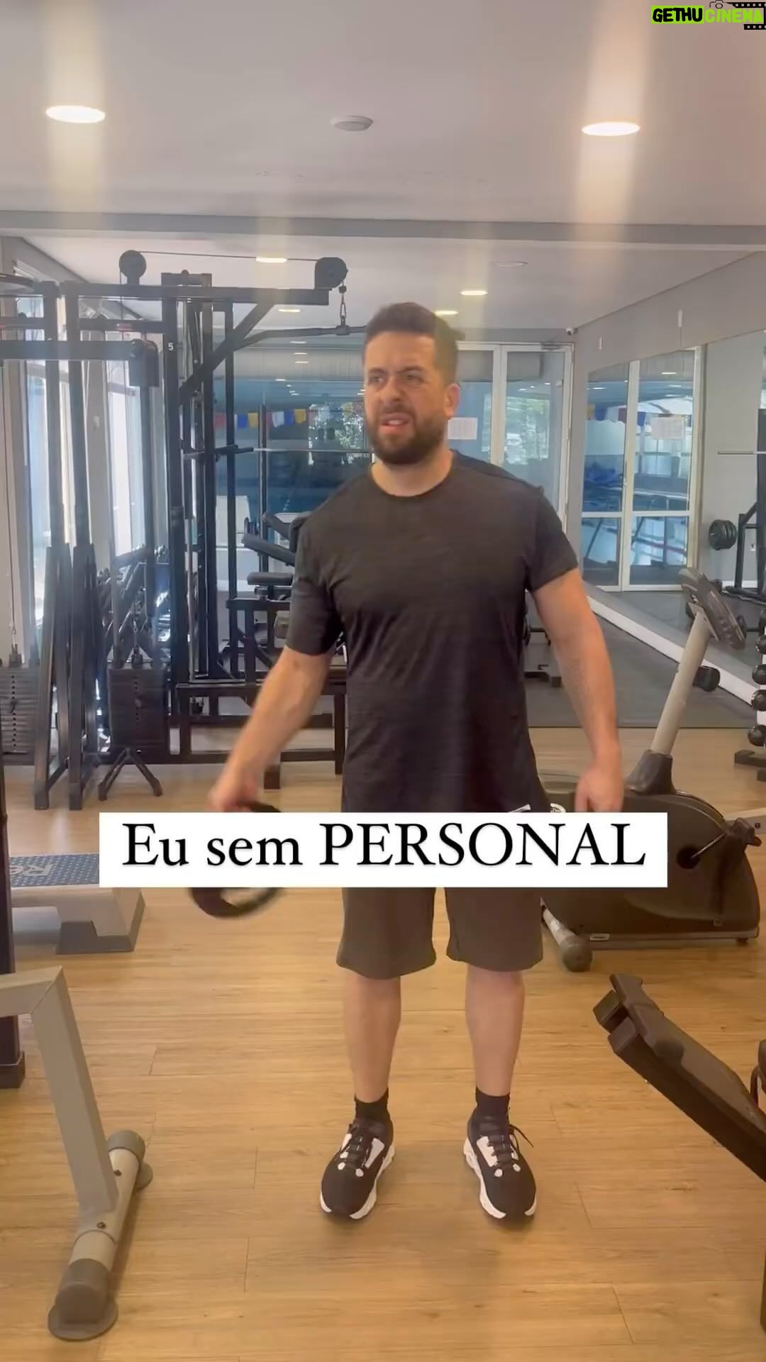 Maurício Meirelles Instagram - Viva os personais do meu país. Valeu @treinador_montanha. Isso não é um vídeo de permuta. Eu juro que pago.