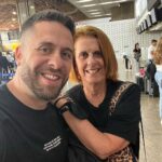 Maurício Meirelles Instagram – Estou há um mês inventando pra minha mãe que passaremos o réveillon em GRAMADO-RS.
Acabamos de embarcar num voo pra Paris sem ela desconfiar.
Vai no stories acompanhar pq eu tô rindo mto.