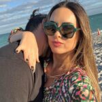 Maura Rivera Instagram - Finde 🩷😍 1- con mi amor en la playa ❤️ 2-mi vidita hermoso 3-mi hija me grabó 4-en el muelle con maridin 5-foto en la caseta de salvavidas de south beach 🏖️ 6-amigas en el bote 🛥️ 7-probando los patines 🛼 8-en la pista de patinaje 9-con la Cata mi amiga de años 10-cagados de frío 🥶🤣 Miami, Florida